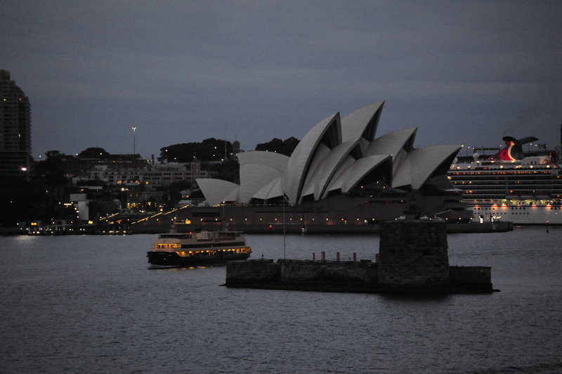 sydney opera house and cruise ship