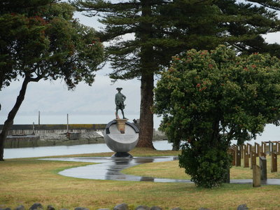 [Statue of Captain Cook in Memorial Park] style=
